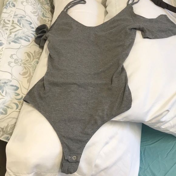 ππNWT Gray HOLLISTER V-Neck Bodysuitπ - Picture 5 of 6